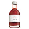 Eine 200 ml Klarglasflasche Belberry Süsser Himbeeressig - Sweet Raspberry Vinegar mit einem silbernen Verschluss.