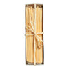 Ein Bündel Spaghetti Hartweizennudeln von Don Antonio, 500 g, von Don Antonio srl ist mit einer Schleife verschnürt und in einer rechteckigen Schachtel auf weißem Hintergrund platziert.