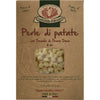 Eine 500-g-Schachtel Rustichella d'Abruzzo S.p.A. Perle di Patate kleine Gnocchi, die durch ein Klarsichtfenster auf der Vorderseite sichtbar ist.