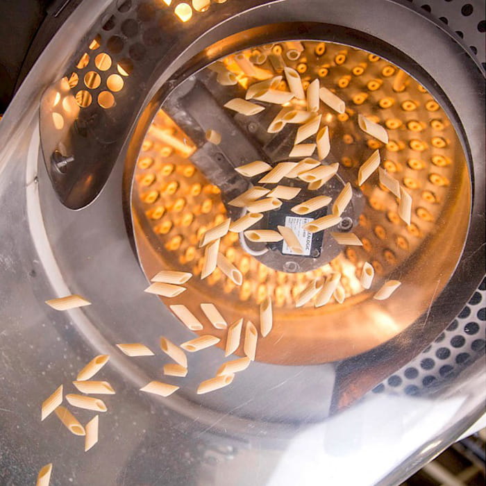 Pasta wird durch Bronzescheiben gezogen