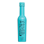 Eine türkisfarbene 250-ml-Flasche mit schwarzem, skurrilem Text und Illustrationen mit der Aufschrift Olivenöl geräuchert mit Bio-Eichenholz von Castillo de Canena.
