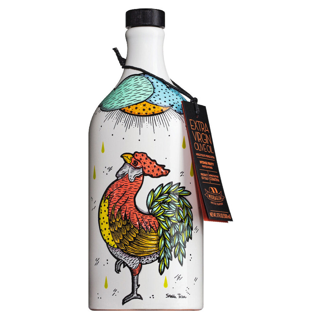 Eine 500 ml Muraglia Olivenöl nativ extra Coratina Il Gallo Flasche mit buntem Hahnmotiv und schwarzem Etikett, von Muraglia.
