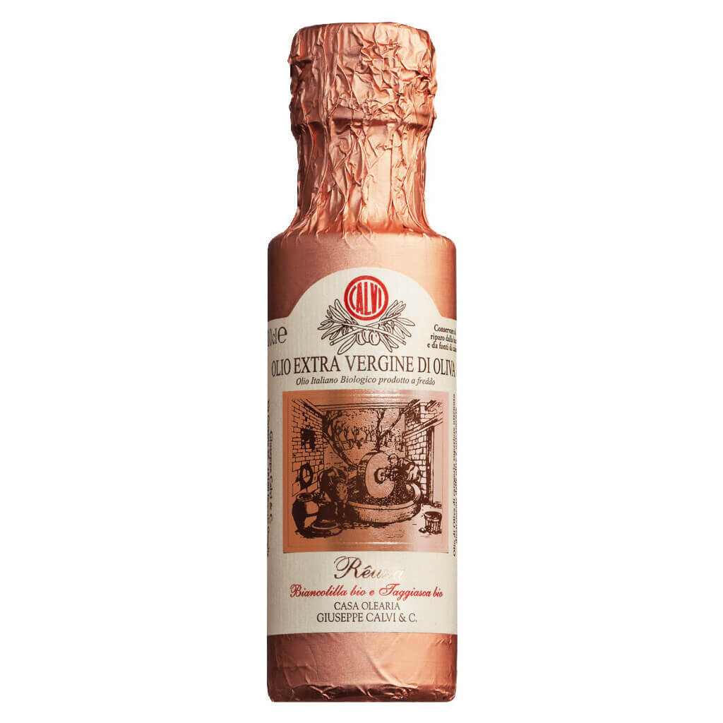 Eine 100-ml-Flasche Calvi Natives Olivenöl extra Reuza Bio mit einem Etikett im Vintage-Stil und Kupferfolie.