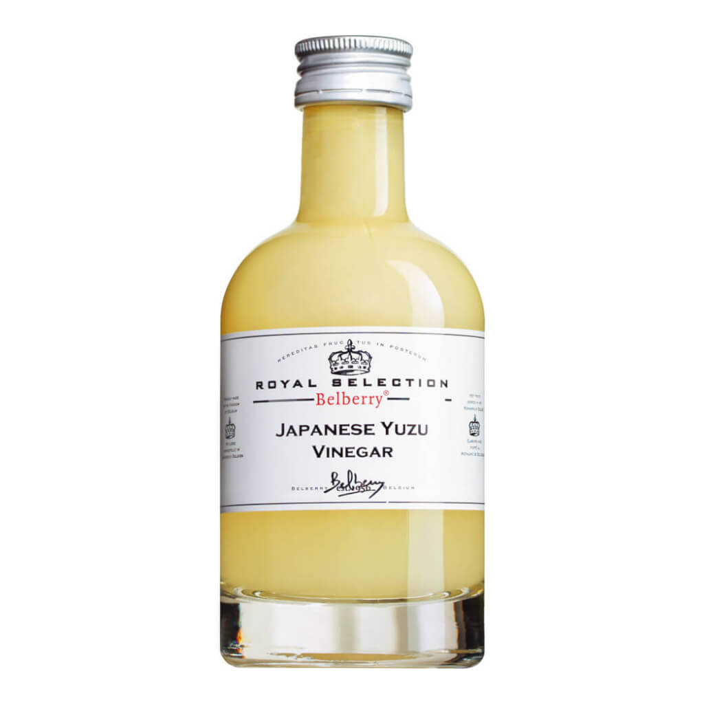 Eine 200-ml-Klarglasflasche von Belberry Yuzuessig - Japanischer Yuzu-Essig, mit silbernem Verschluss und weißem Etikett.
