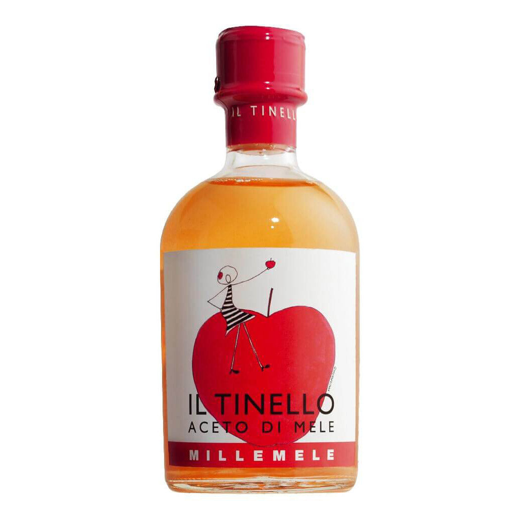 Eine 250-ml-Flasche Il Tinello Aceto di mele Apfelessig - Millemele von Il Borgo del Balsamico mit rotem Verschluss und einem Etikett mit einer Figur, die auf einem roten Apfel sitzt.