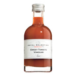Eine durchsichtige 200-ml-Flasche Belberry Tomatenessig - Sweet Tomato Vinegar mit weißem Etikett und silbernem Verschluss.