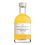 Klarglasflasche mit weißem Verschluss, beschriftet mit Zitronenessig - Kalamansi Citrus Vinegar von Belberry, 200 ml von Belberry, und gefüllt mit gelber Flüssigkeit.