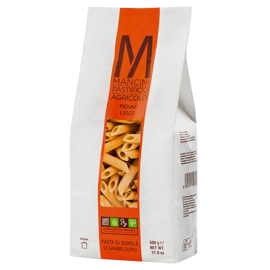 Ein weißer 500-g-Beutel Pasta Mancini Penne Lisce Hartweizennudeln mit einem orangefarbenen Etikett und einem Sichtfenster, das den Blick auf die Nudeln freigibt.