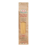 Eine 500-g-Schachtel Spaghetti Hartweizennudeln von Rustichella d'Abruzzo S.p.A., verpackt in einer hellbraunen Schachtel mit einem durchsichtigen Fenster, in dem die Nudeln zu sehen sind.