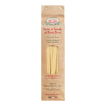 Die braune Papierverpackung der Rustichella d'Abruzzo Pappardelle Rigate Hartweizennudeln (500 g) weist ein kleines Fenster auf, das den Blick auf die italienischen Trockennudeln freigibt.