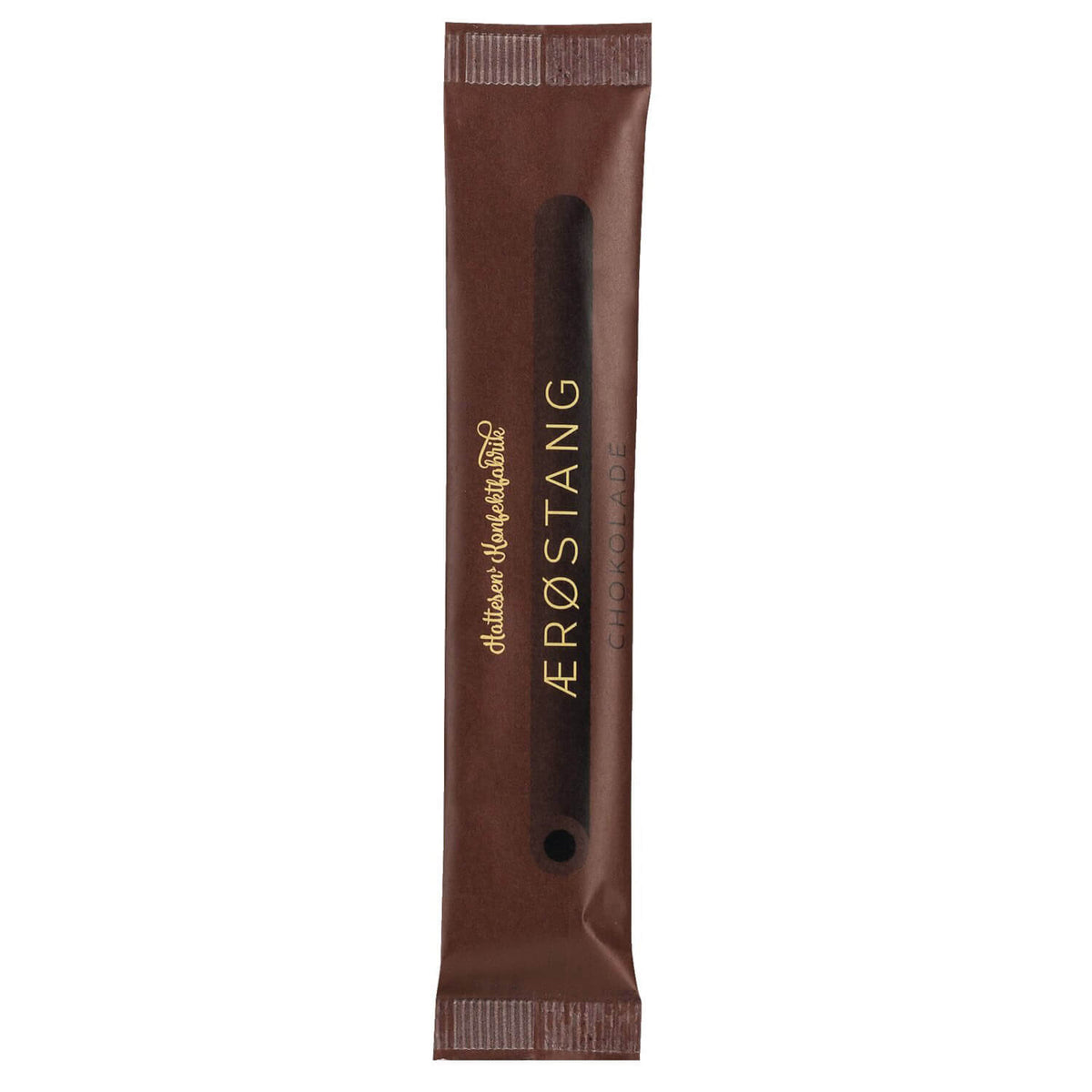 Eine braune Stange von Hattesens Konfektfabrik Lakritzstange mit Schokoladengeschmack, 27 g, in einem Umschlag mit goldenem Text an der Seite.