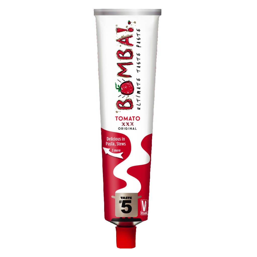 Eine 200g-Tube Bomba Tomato gewürztes Tomatenmark von Scelta Inside - Tomaten Würzpaste von Taste No. 5, mit rotem Deckel und weiß-rotem Etikett mit Tomatenmotiv.