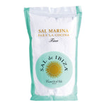 Ein 1 kg Sack Naturbelassenes, feines Meersalz ohne Zusatzstoffe von Sal de Ibiza GmbH in türkis-goldener Verpackung.
