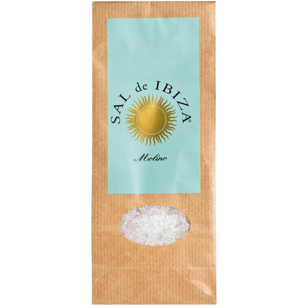 Eine braune Papiertüte mit der Aufschrift "Sal de Ibiza GmbH" und einem Sichtfenster, auf dem Molino grobes Meersalz speziell für die Mühle, 500 g grobes Meersalz, steht.
