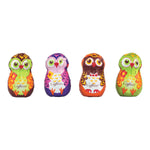 Vier leuchtende Caffarel Funny Owl-Pralinen in Form von Eulen, verpackt in grüner, lila und oranger Folie, von Caffarel S.p.A., 100 g.