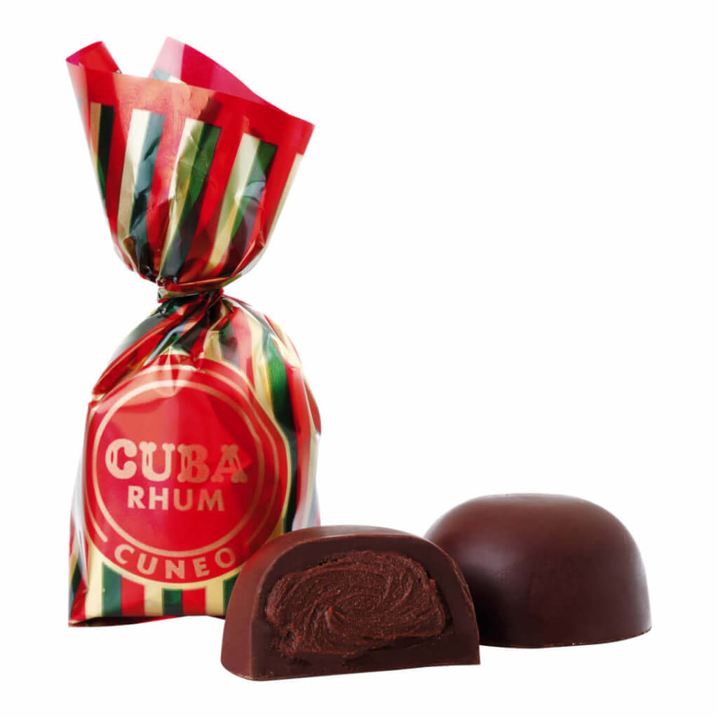 Eine verpackte Venchi Cuba Rum Praline aus Zartbitterschokolade mit Cremefüllung (19 g) neben einer ausgepackten, halbierten Schokolade, die ihre cremige Füllung preisgibt.