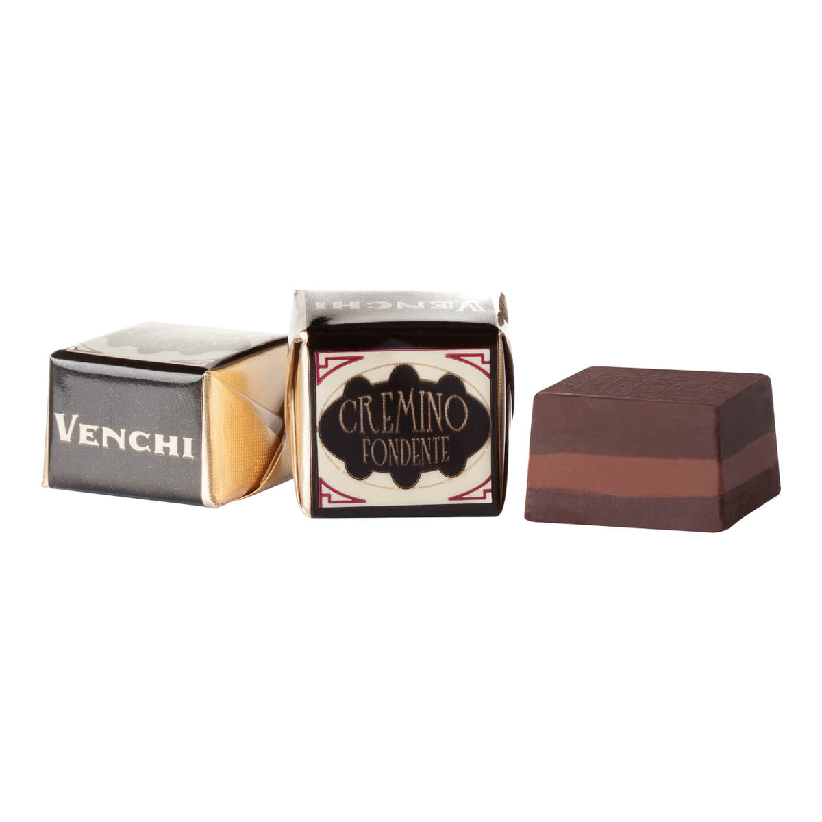 Drei Stück Venchi Schichtpralinen Zartbitter Gianduia-Mandelcreme, eines davon ohne Verpackung und mit sichtbarer Schichtung.