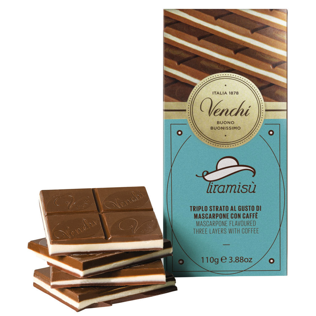 Eine Venchi Tiramisu Schokolade mit Mascarponecreme und Kaffee, 110 g, wird neben gestapelten Schokoladenstücken und der Markenverpackung präsentiert.