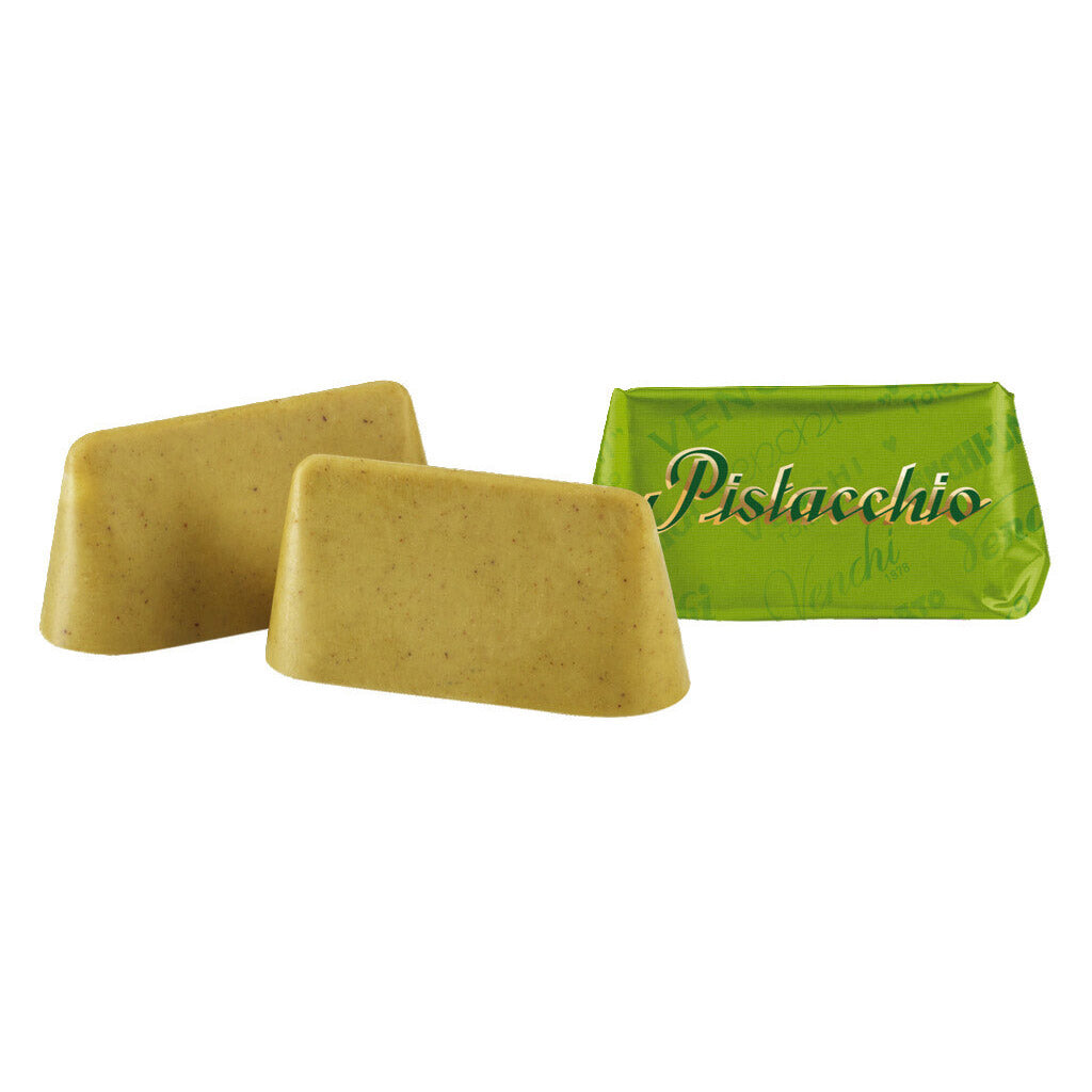 Zwei Pralinen mit Pistaziengeschmack von Venchi-Pralinen mit weißer Schokolade & Pistazien, 100 g, in grüner Verpackung mit der Aufschrift "Pistazie", im Hintergrund.