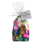 Eine durchsichtige Geschenktüte (200 g) mit verschiedenen Mini-Pralinen Tartufini dolci misti von Viani & Co. mit weißem Etikett und Schleife.