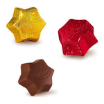 Drei sternförmige Milchschokoladenpralinen von Caffarel S.p.A. (Schokosternchen aus Vollmilchschokolade, 100g): eine gelbe, eine rote und eine braune, jeweils mit dem Caffarel-Logo versehen.
