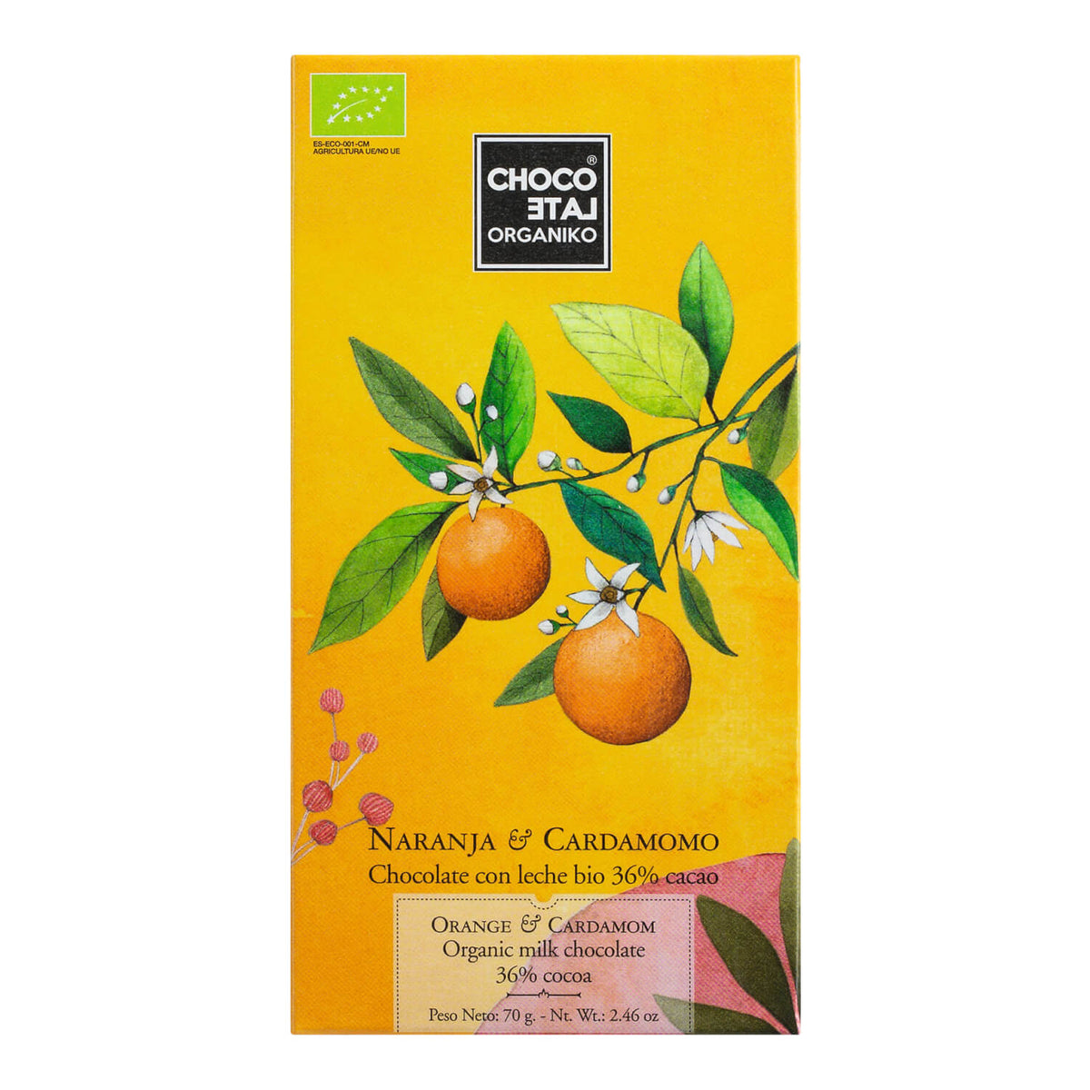 Die leuchtend gelbe Verpackung der 70g Vollmilchschokolade mit Orange & Kardamom Bio von Chocolate Orgániko zeigt Orangen, Blätter und weiße Blüten, die den Geschmack von Orange und Kardamom hervorheben.
