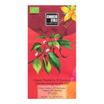 Rote Verpackung mit Abbildungen von Chili, Vanille und Zimt, Aufschrift "Vollmilchschokolade mit Chili, Vanille & Zimt Bio von Chocolate Orgániko, 70 g.