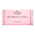 Eine rosafarbene Verpackung für die "Weiße Schokolade mit verführerischen Erdbeeren, handgeschöpft von Dolci Pensierei, 100 g" mit Blumendekoration.