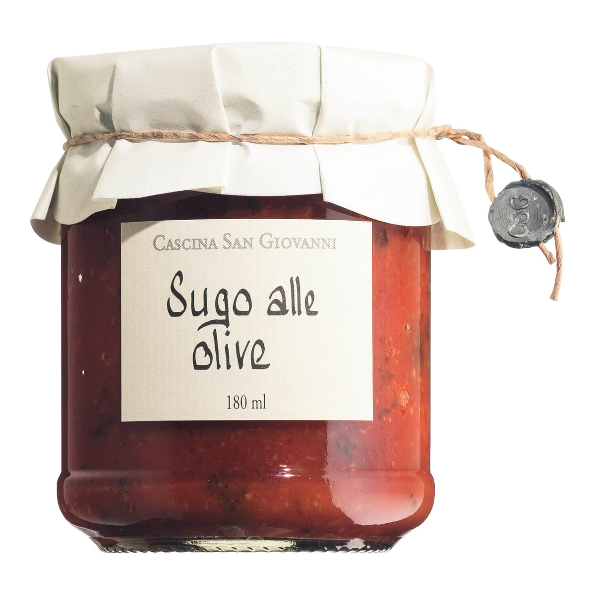 Glasgefäß mit 180 ml Inhalt von Cascina San Giovanni Sugo alle Olive mit Oliven, mit handgeschriebenem Etikett und Deckel aus Papier.