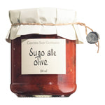 Glasgefäß mit 180 ml Inhalt von Cascina San Giovanni Sugo alle Olive mit Oliven, mit handgeschriebenem Etikett und Deckel aus Papier.