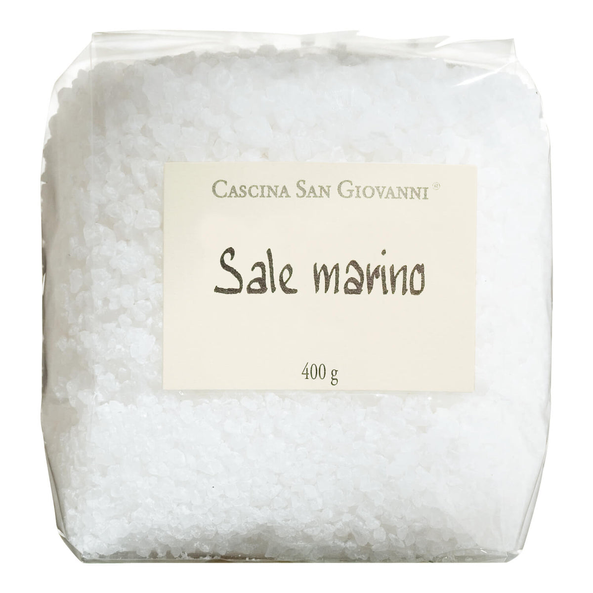 Ein 400g-Beutel Sale marino di Sicilia, grobes sizilianisches Meersalz von Cascina San Giovanni, mit Etikett.