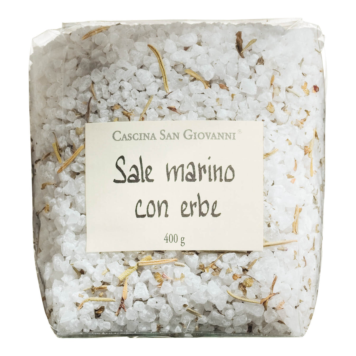 Ein durchsichtiger Beutel mit der Aufschrift "Sale marino con erbe von Cascina San Giovanni, 400 g" von Cascina San Giovanni, der grobes Meersalz mit Kräutern enthält.