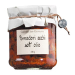 Ein 180g-Glas mit Getrockneten Tomaten in Olivenöl von Cascina San Giovanni, mit handgeschriebenem italienischen Etikett und rustikalem Papierdeckel von Cascina San Giovanni.