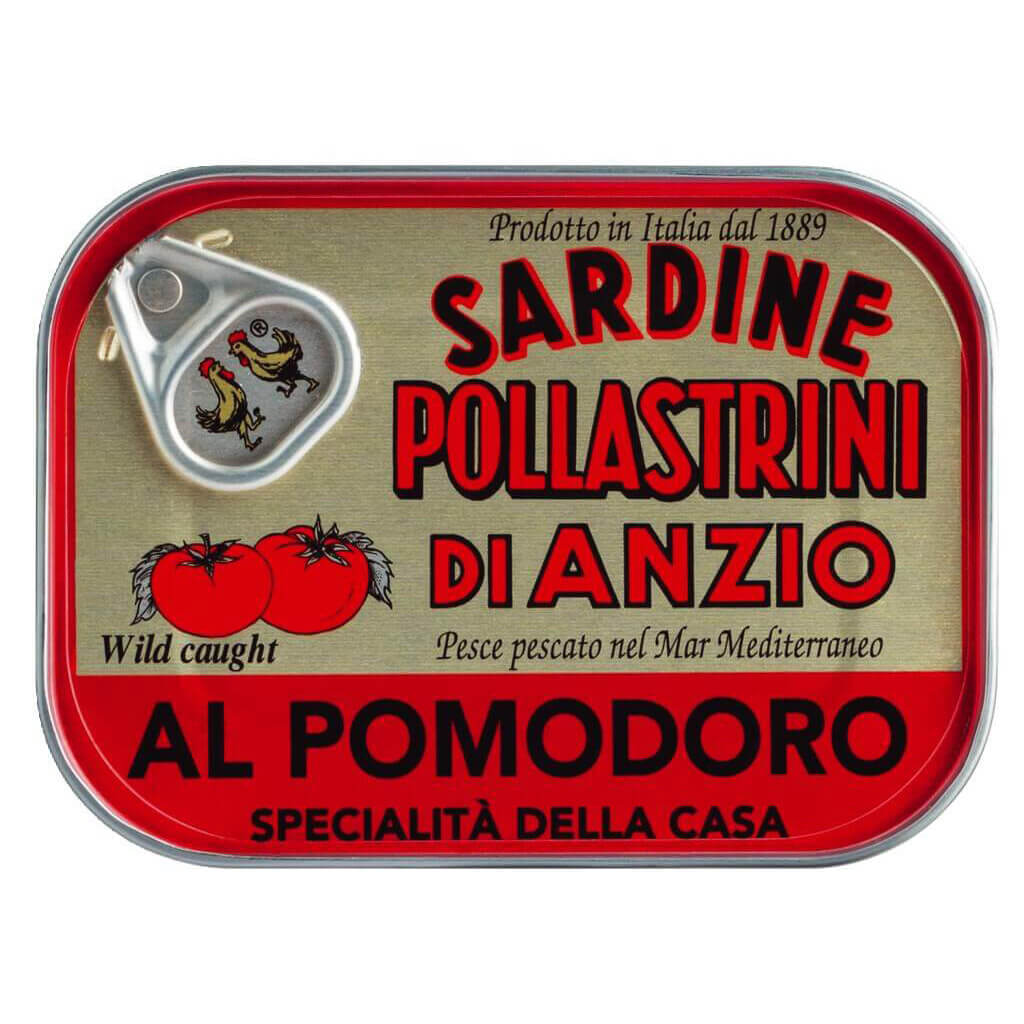 Eine 100-g-Dose Pollastrini Sardinen in Tomatensoße mit italienischer Aufschrift und Abbildungen von Tomaten und Hühnern auf der Verpackung.