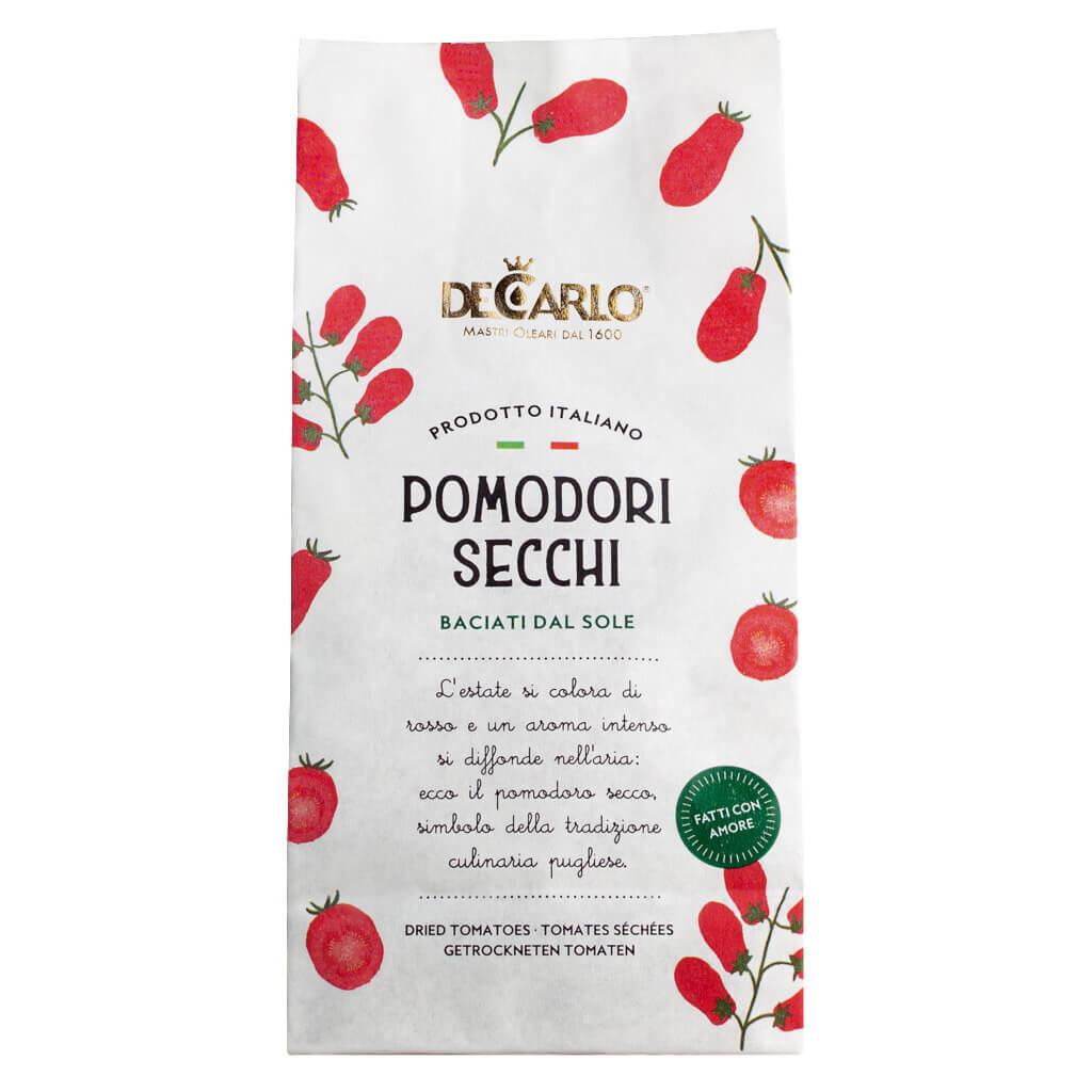 Weiße Packung De Carlo Pomodori Secchi - Getrocknete Tomaten aus Apulien, 200 g, mit illustrierten roten Tomaten und italienischem Text.