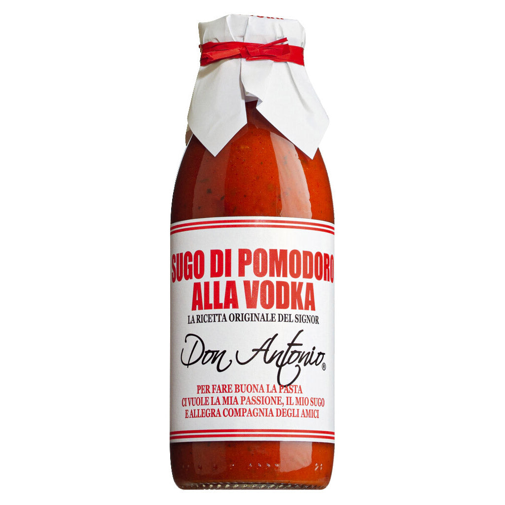 Ein Glas Don Antonio srl Sugo alla Vodka - Tomatensauce mit Wodka, mit einem weiß-roten Etikett.