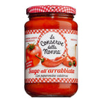 Ein 350-g-Glas Le conserve della nonna s.r.l. Sugo all'arrabbiata - pikante Tomatensauce mit Tomaten, Chili und Zwiebeln auf dem Etikett.