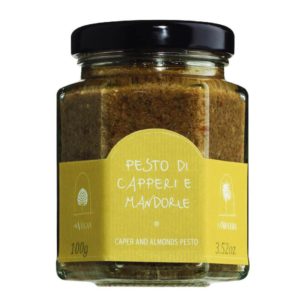 Ein 100-g-Glas La Nicchia Pesto di Capperi e Mandorle (Kapern- und Mandelpesto) mit gelbem Etikett und schwarzem Deckel.