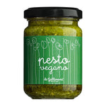 Ein Glas La Gallinara s.r.l. Pesto genovese vegan - klassisches Basilikumpesto mit grünem Etikett mit weißen, illustrierten Blumen.
