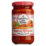 Ein 190-g-Glas Le conserve della nonna s.r.l. Ragù alla Bolognese - Tomatensauce mit Fleischragout, auf dessen Etikett Tomaten und Karotten abgebildet sind.
