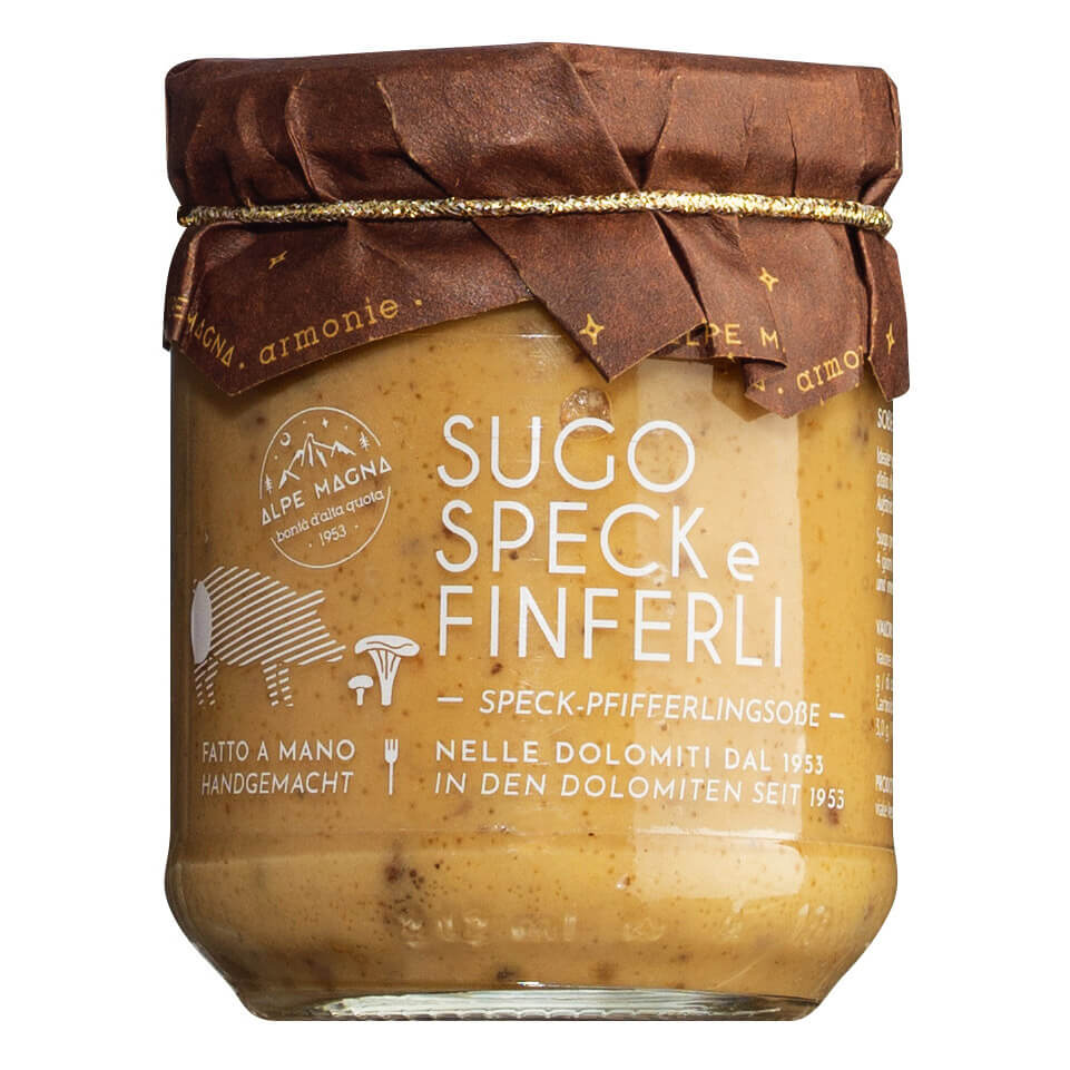 Ein 190-g-Glas Alpe Magna Sugo Speck e Finferli - Sauce mit Speck und Pfifferlingen mit braunem Papierdeckel und weißem italienischen Text auf dem Etikett.