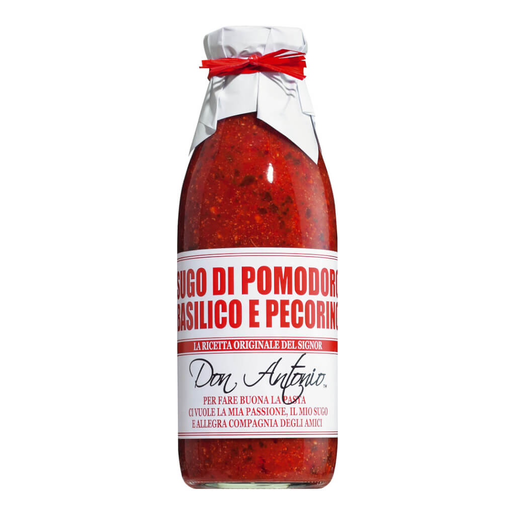 Ein Glas mit "Sugo al basilico e pecorino - Tomatensauce mit Basilikum & Pecorino" von Don Antonio srl, mit weißem und rotem Etikett und versiegeltem Deckel.