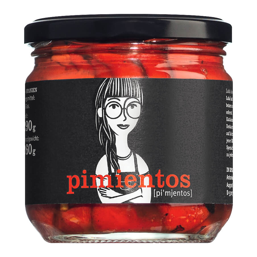 Ein 290-g-Glas La Cocina de Lola Pimientos del Piquillos - gegrillte Paprika - mit einem schwarzen Etikett, das eine illustrierte Frau mit Brille zeigt.