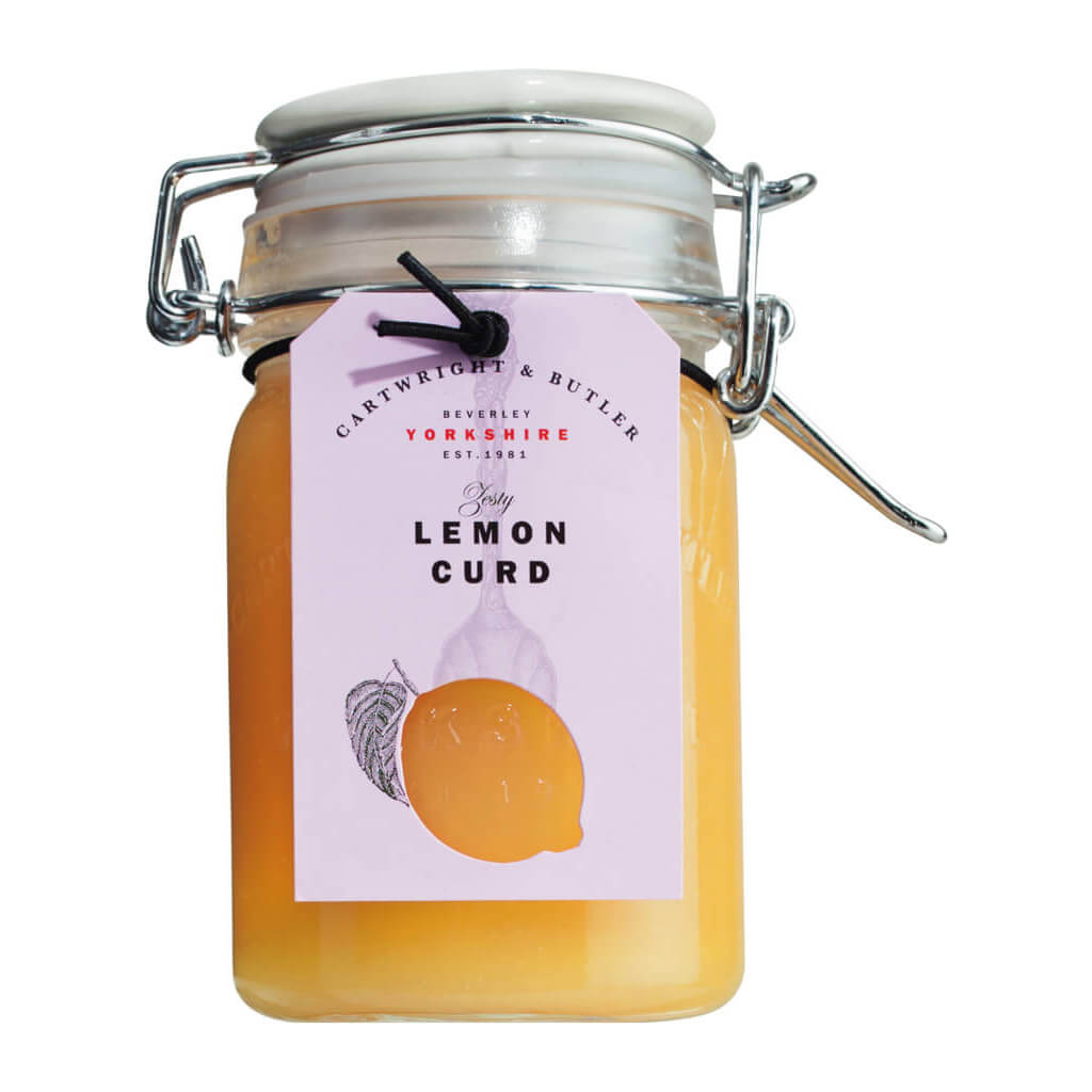 Cartwright & Butler Lemon Curd Zitronenaufstrich, 275 g, wird in einem Glasgefäß mit Metallverschluss und einem dekorativen Etikett mit Zitronenmotiv geliefert.