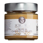 Ein 200 g Glas Karamellcreme gesalzen von Scyavuru von Accademia Agricole Scyavuru s.r.l. mit silbernem Deckel und italienischem Etikett.