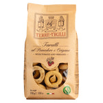Eine braune 250g-Tüte Terre dei Trulli Taralli Salzgebäck mit Tomate & Oregano, die die runden Kekse im Inneren zeigt.