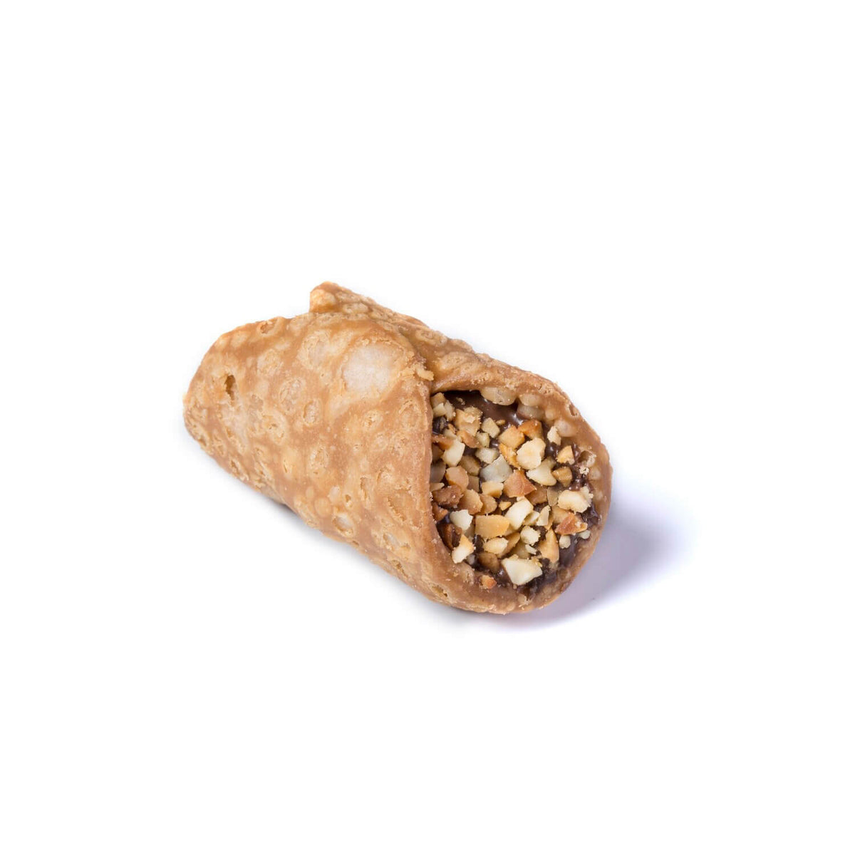 Ein einzelner Corallo Cannoli di Sicilia, 26 g sizilianisches Gebäck, gefüllt mit Gianduia-Creme, belegt mit gehackten Nüssen, dargestellt auf weißem Hintergrund.