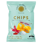 Sal de Ibiza GmbH Kartoffelchips mit geräuchertem Paprika (Smoky Paprika Chips), 45 g, zeigt Paprika, Salz und Chips auf hellblauem Hintergrund.