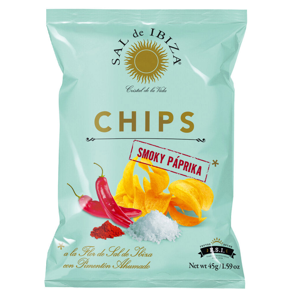 Sal de Ibiza GmbH Kartoffelchips mit geräuchertem Paprika (Smoky Paprika Chips), 45 g, zeigt Paprika, Salz und Chips auf hellblauem Hintergrund.