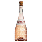 Eine 0,75-Liter-Flasche Cava iHola! Mediterráneo Brut Rosé von Barcelona Brands mit einem dekorativen rosa Glas und weißem Etikett.